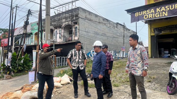Jelang Idul Fitri, Dinas PUPR Provinsi Jambi Lakukan Pemeliharaan Insfratruktur Jalan dan Drainase