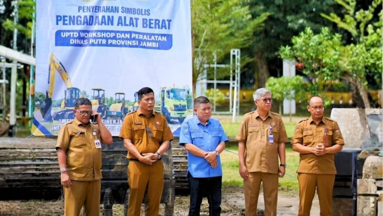 Dinas PUTR Jambi Laksanakan Peresmian dan Penyerahan Simbolis Pengadaan Alat Berat Tahun 2026