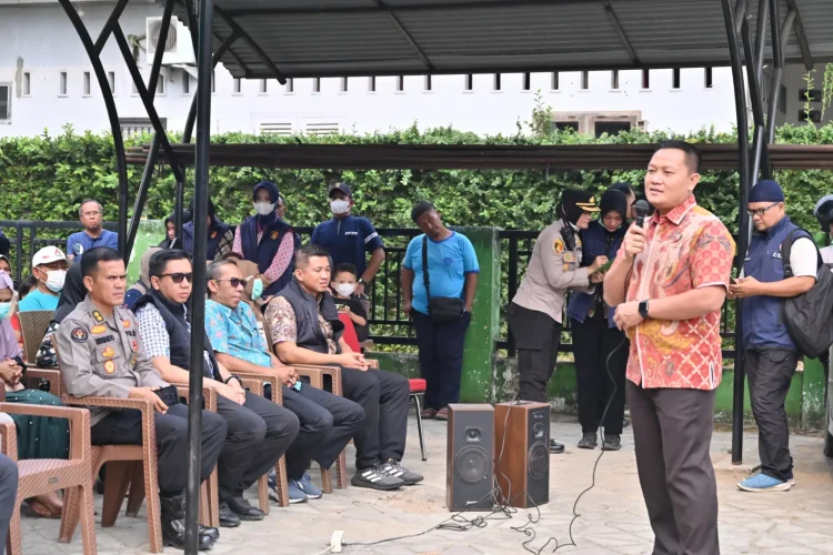 Ditreskrimsus Polda Jambi Salurkan 10 Ton Air Bersih dan 100 Paket Sembako untuk Warga Kenali Asam Atas